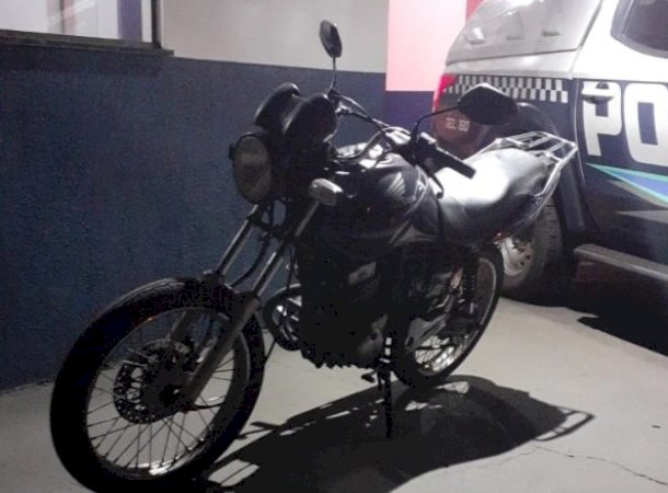Motocicleta é apreendida e jovem é preso após ser flagrado realizando manobras perigosas em Caarapó