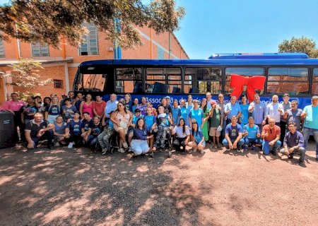 Prefeito André Nezzi faz entrega de ônibus zero km para a Apae de Caarapó