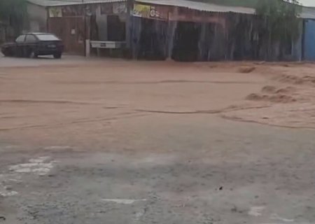 Chuva de 56 milímetros alaga ruas em Ribas do Rio Pardo