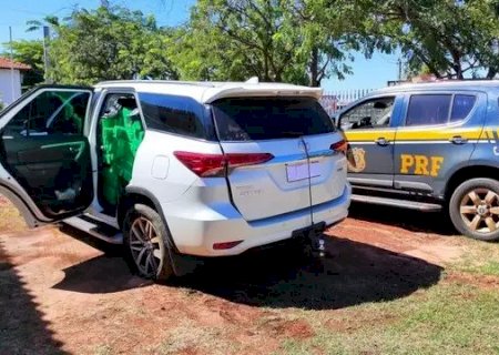 Casal é preso transportando 1,1 tonelada de maconha em carro de luxo em Ivinhema