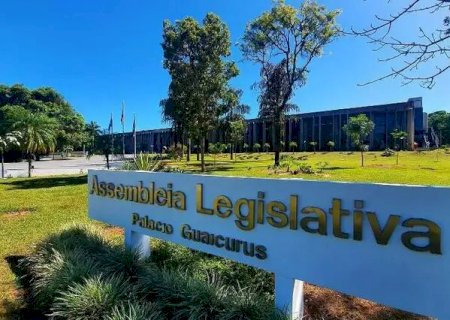 Deputados aprovam aumento de salário e benefícios no Legislativo