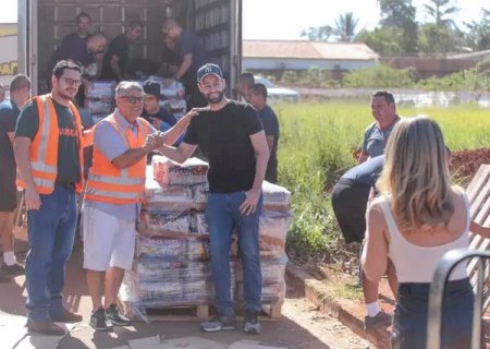 Cantor Munhoz doa 4,3 toneladas de alimentos para o Rio Grande do Sul