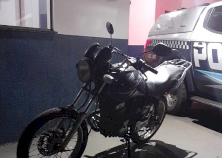 Motocicleta é apreendida e jovem é preso após ser flagrado realizando manobras perigosas em Caarapó