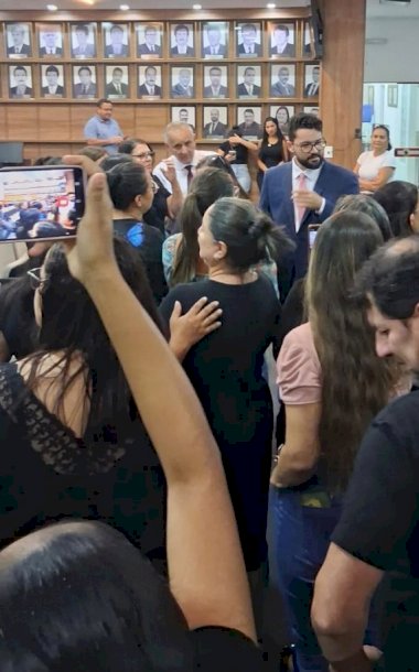 Prefeita falta à sessão solene da Câmara de Caarapó e não envia representante; protesto contra terceirização marca retomada dos trabalhos