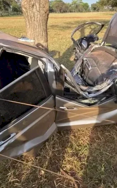 Carro com drogas parte ao meio após bater em árvore durante fuga da PRF em MS