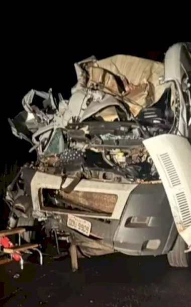Acidente entre van da saúde, caminhão e pick-up deixa quatro mortos na MS-156
