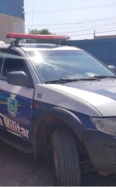 Homem é preso pela Polícia Militar durante cumprimento de mandado judicial em Caarapó