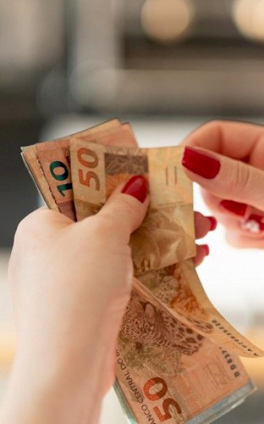 Salário mínimo deverá subir para R$ 1.741 em 2027
