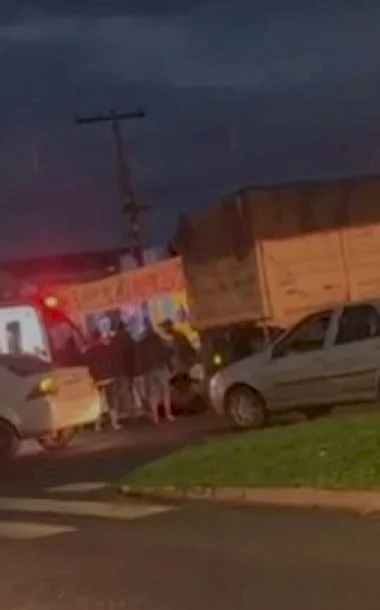 Jetta e carreta colidem em cruzamento na Vila Planalto em Caarapó