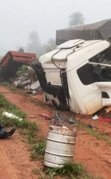 Colisão entre carreta e caminhão deixa 1 morto e outro ferido na MS-157
