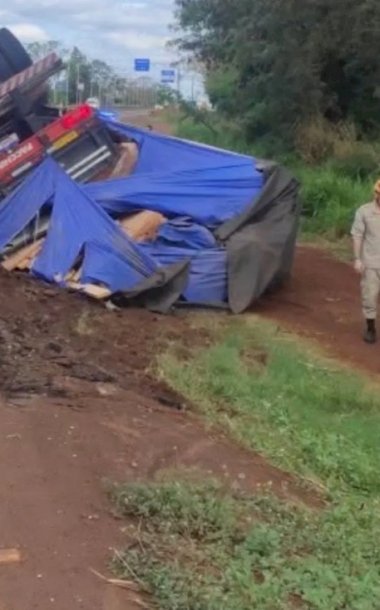 Caminhoneiro fica ferido após carreta com madeira tombar na BR-163