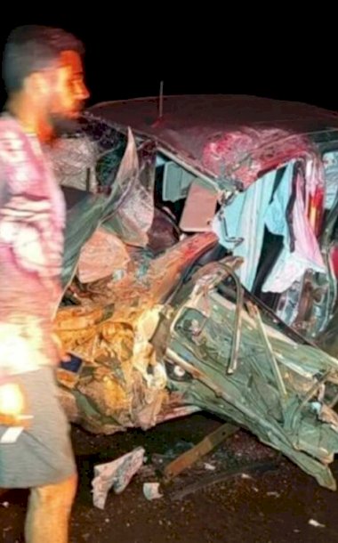 Caminhonete fica destruída e carreta cai em córrego em acidente na BR-463