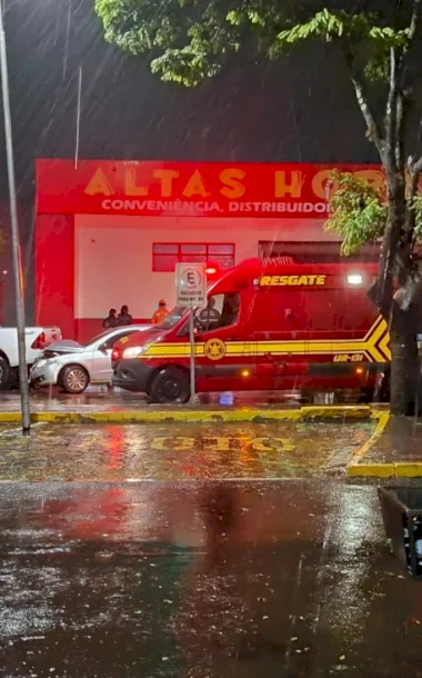 Gol bate na traseira de caminhonete durante forte chuva em Caarapó