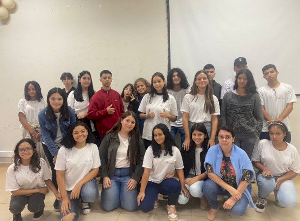 Grupo de alunos da Escola Cleuza Vargas faz visita a empresa Raízen