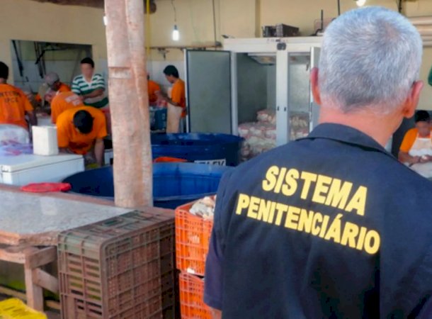 Presos reclamam por falta de lanche da tarde e promotoria cobra 5 refeições diárias em Caarapó