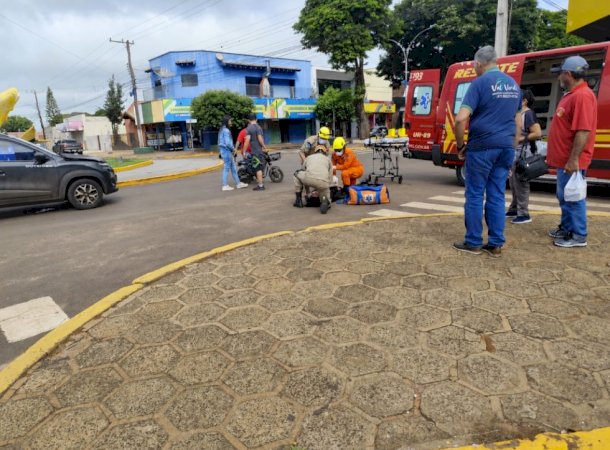 Adolescente fica ferida em colisão entre carro e motocicleta elétrica no centro de Caarapó