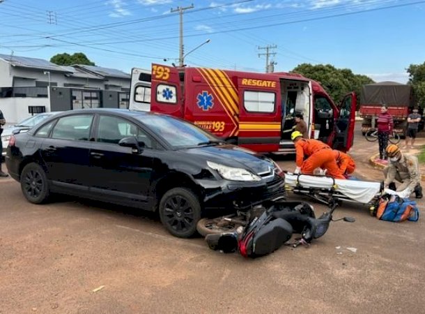 Mulher sofre fraturas na perna após colisão entre carro e moto em Caarapó