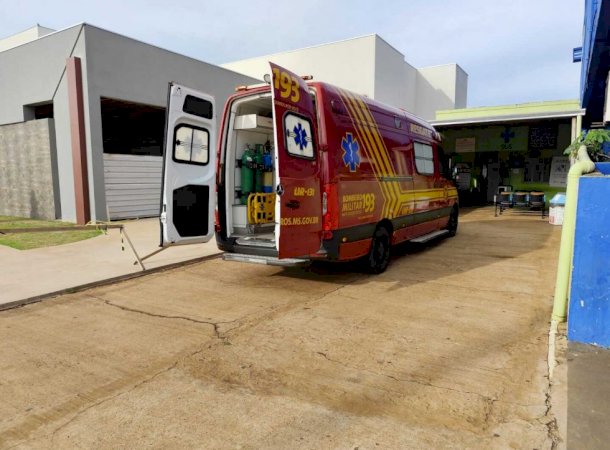 Colisão entre carro e moto deixa mulher com fratura na perna em Caarapó