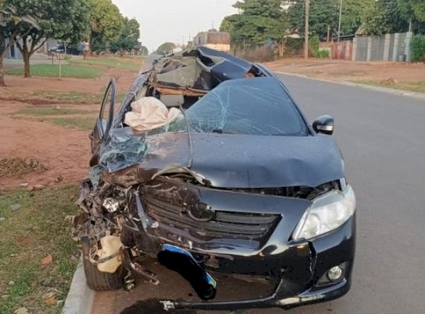 Homem fica gravemente ferido após carro atingir carreta estacionada na Vila Planalto