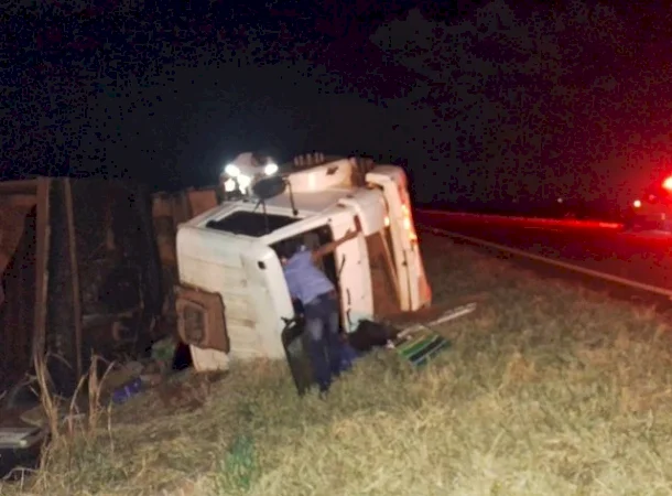 Caminhão caçamba tomba na MS-156 entre Caarapó e Amambai durante a madrugada