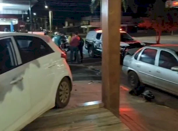 Carro invade varanda de sorveteria após sequência de colisões em Caarapó