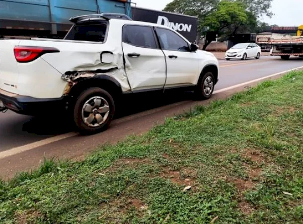 Carreta e Fiat Toro colidem na BR-163, em Caarapó; não há registro de feridos