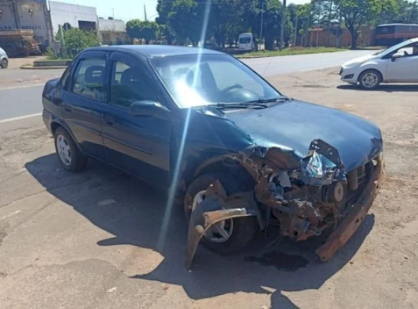 Colisão entre carreta e Corsa deixa motorista encaminhada ao hospital em Caarapó