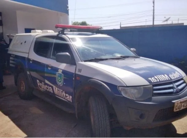Homem é contido pela Força Tática após ser flagrado com bastão de madeira em Caarapó