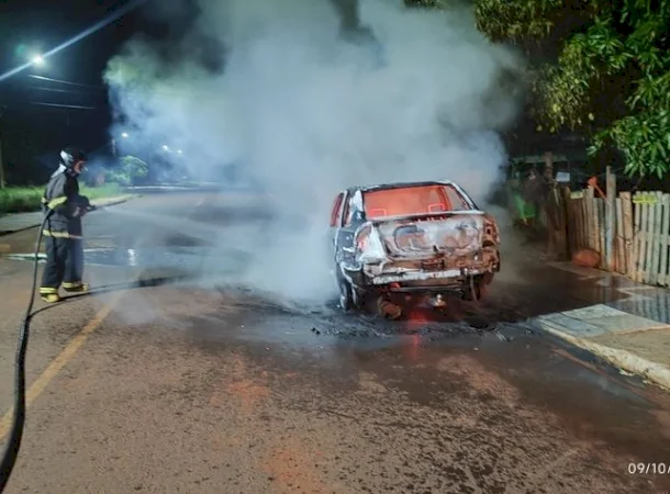 Chevrolet Corsa fica destruído após incêndio durante a madrugada em Caarapó