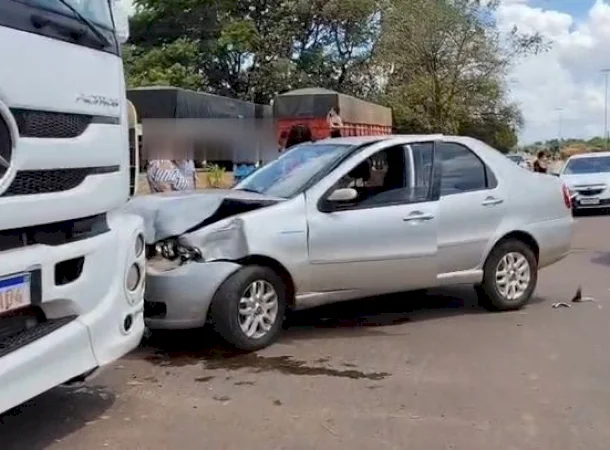 Acidente envolve carreta, Siena e picape em cruzamento de Caarapó