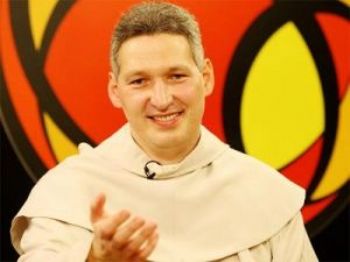 Padre Marcelo diz que o perigo é esquecer a oração e cair na política