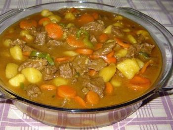 Carne ao curry com batatas e cenoura