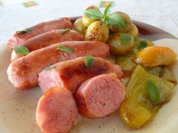 Linguiça ao forno com batatas é feita em só 4 passos