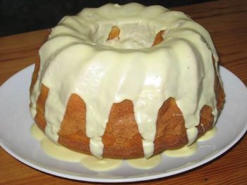 Bolo de abacaxi com cobertura de chocolate branco