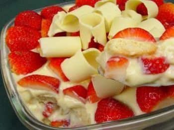 Pavê de morango com chocolate branco