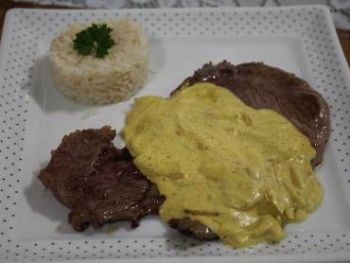 Bife ao molho de mostarda