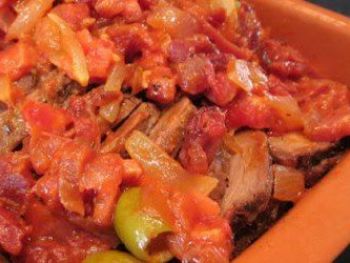Picanha assada com molho de tomate,bacon,calabresa e carne de charque