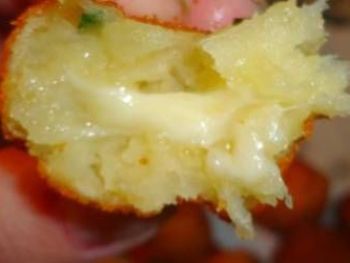 Bolo de mandioca recheado com queijo