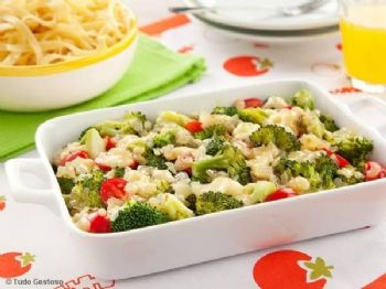 Brócolis à napolitana
