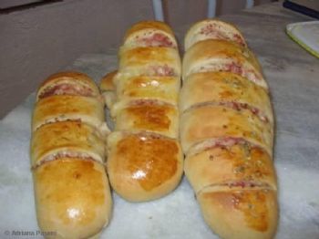 Aprenda a preparar um delicioso pão recheado com sabor de pizza