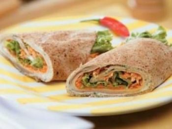 Delicioso sanduíche natural com pão sírio é fácil e rápido de preparar