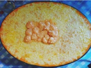 Receita de delicioso camarão gratinado com requeijão rende seis porções