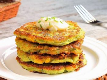 Diferente, panqueca de abobrinha fica pronta em apenas 20 minutinhos