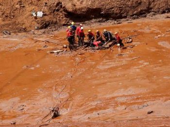 Chuva interrompe trabalho de buscas em Brumadinho; 121 corpos foram encontrados