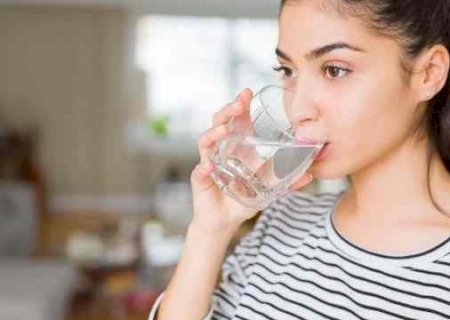 Começar o dia com um copo de água faz bem à saúde?