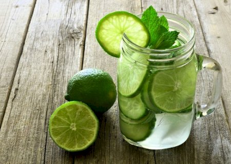 Quatro efeitos surpreendentes de beber água com limão
