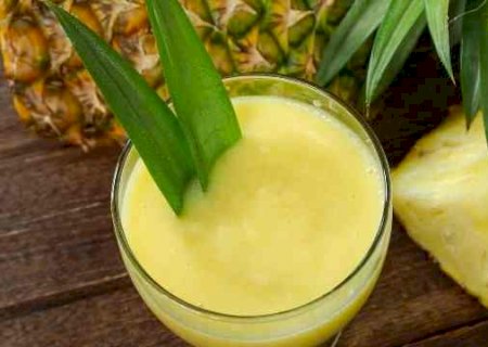 Desinche o corpo com este suco natural de abacaxi e hortelã