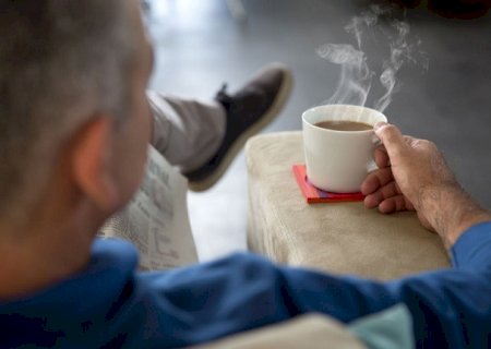 Beber café quente pode aumentar risco de aparecer câncer do esôfago
