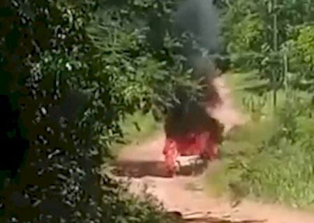 Pistoleiros executam mecânico e colocam fogo em carro usado no homicídio