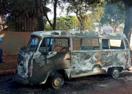 Dois carros são incendiados entre esta terça e quarta-feira
